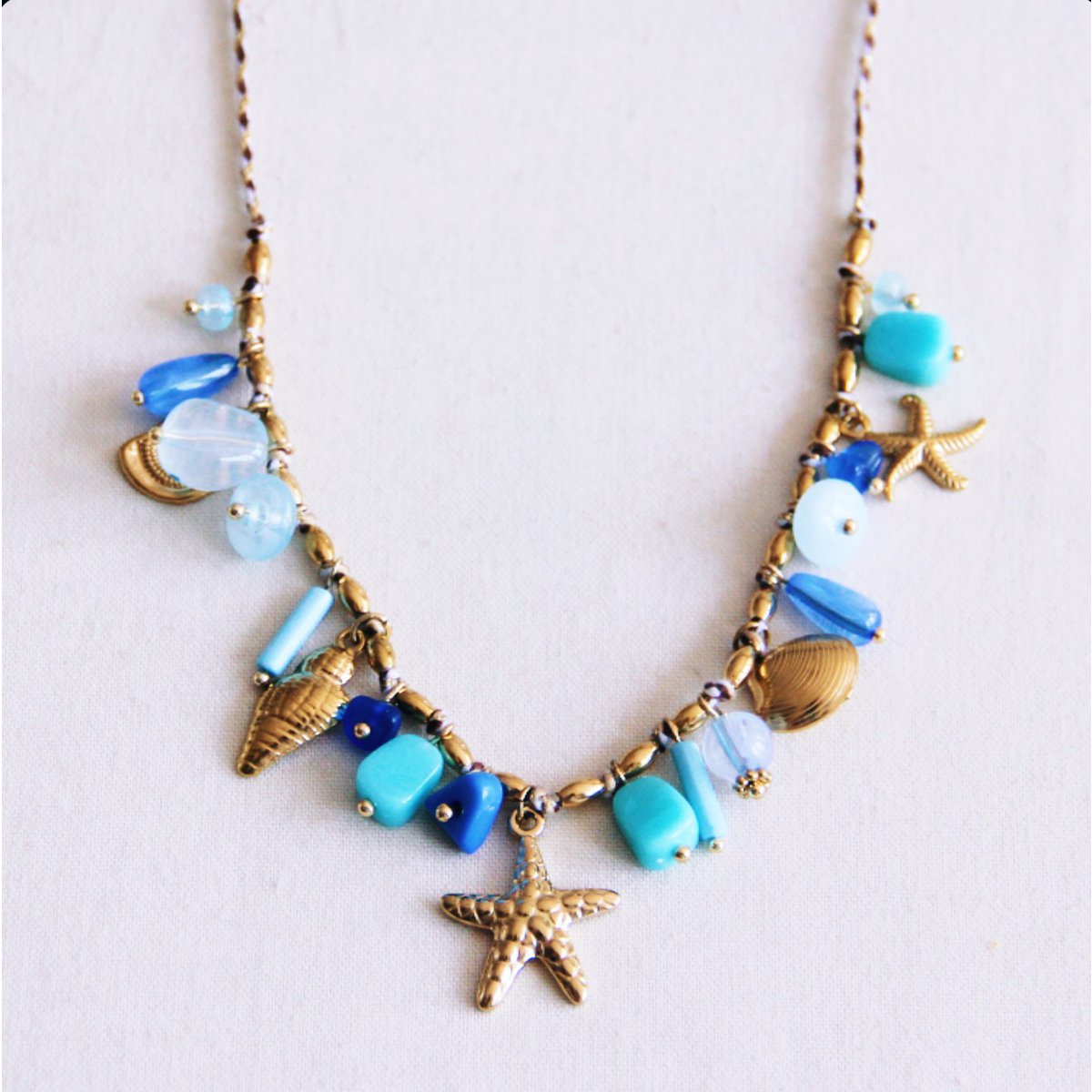 Vlechtketting met schelpenbedels en mint/blauwe stenen