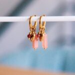 Brede oorring met buis, facet en hart - roze