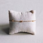 Fijne roestvrijstalen armband met 3 mini hartjes - goud